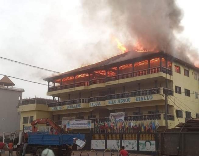 Urgent /Arrêt sur image: incendie gigantesque au groupe scolaire Hadja Bilguissou situé à Cosa - Infosreelles.com