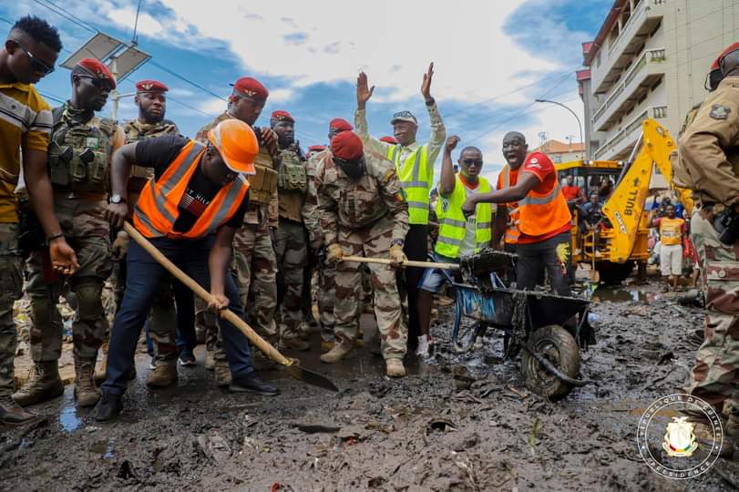 Arrêt sur image: le colonel Mamadi Doumbouya en pleine action pour l'assainissement de Conakry - Infosreelles.com