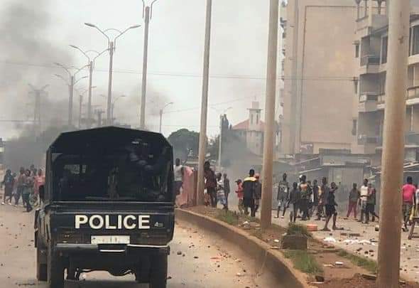 Conakry : situation tendue à la T-8 après la mort d'un jeune tué par balle - Infosreelles.com
